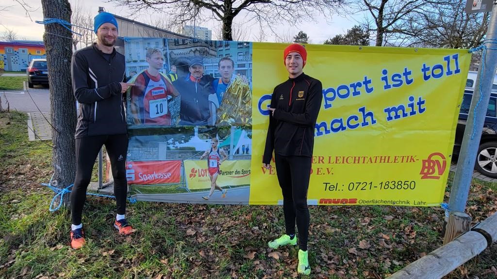 Carl und Nathaniel machen Werbung für den Gehsport.