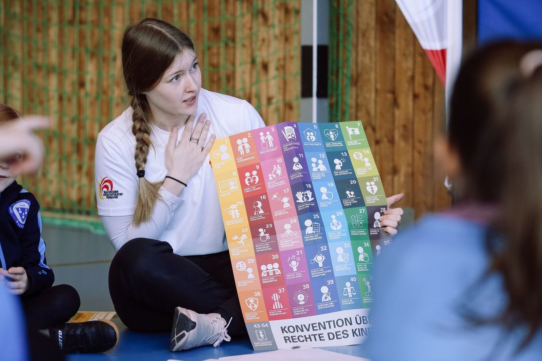 Auftakt der KILANA®-Ferienwochen: Malaika Mihambo bringt Grundschüler*innen in Bewegung