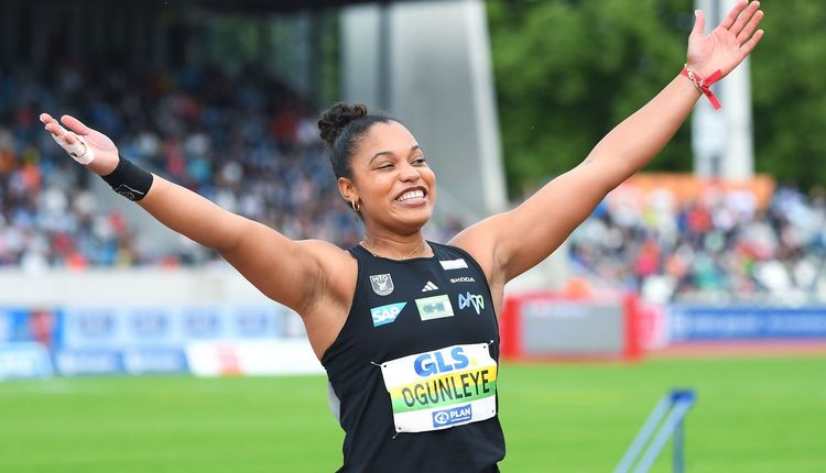Yemisi Ogunleye (MTG Mannheim) feiert ihren DM-Titel und die Stimmung im Stadion 