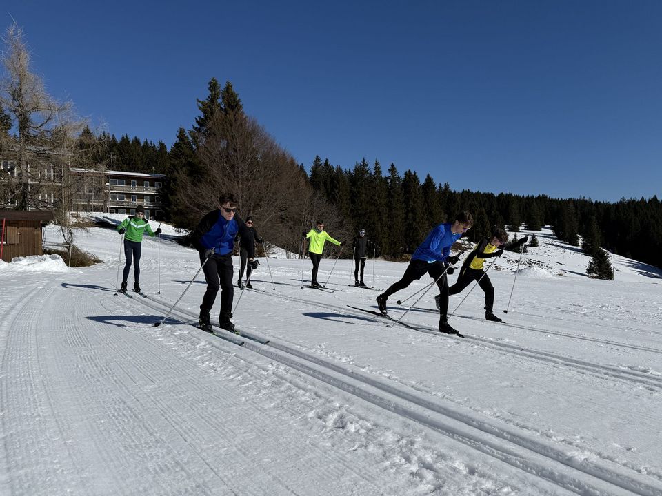 Läufer:innen beim Skilanglauf am Herzogenhorn