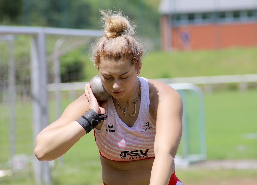 Leichtathletik-Meeting in Weisenbach: Nachwuchs und Senioren sorgten für Top-Leistungen / Starkregen verhinderte hohe Höhen