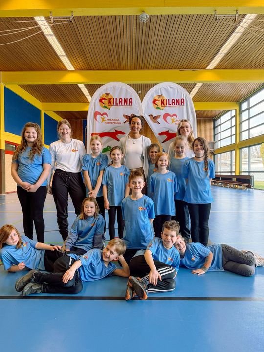 Auftakt der KILANA®-Ferienwochen: Malaika Mihambo bringt Grundschüler*innen in Bewegung