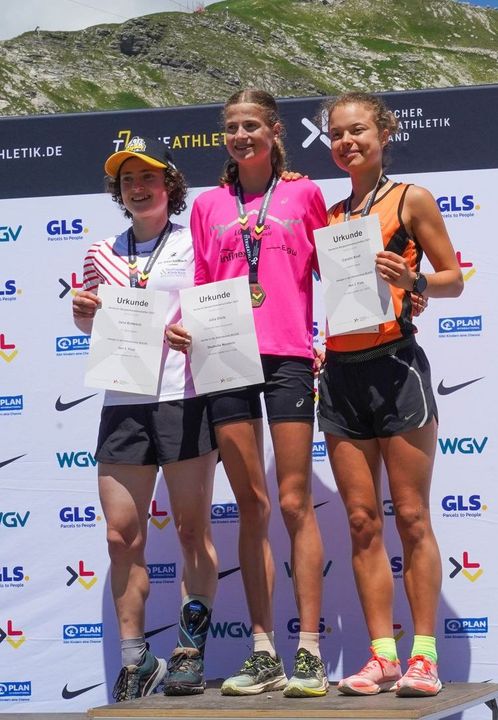 Siegerehrung der Frauen in Oberstdorf.