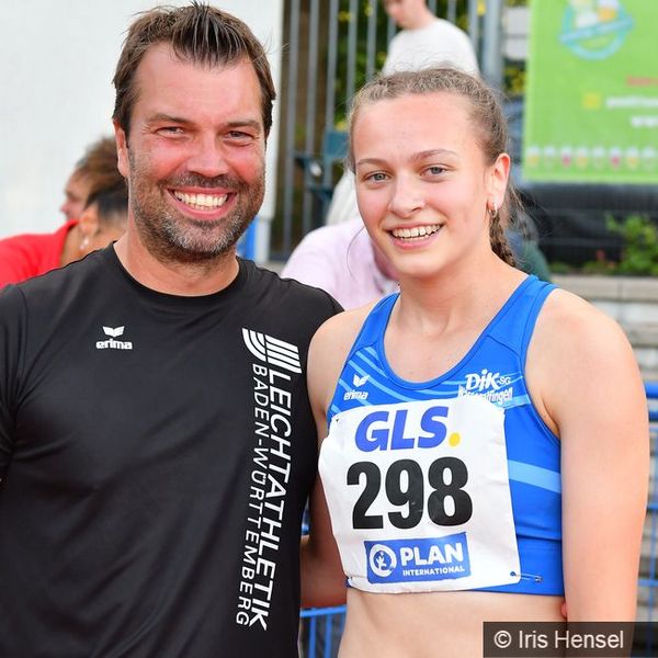 Leonie Kroter (DJK SG Wasseralfingen) mit Trainer Florian Bauder 