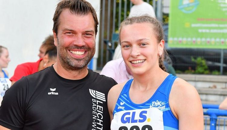 Leonie Kroter (DJK SG Wasseralfingen) mit Trainer Florian Bauder 