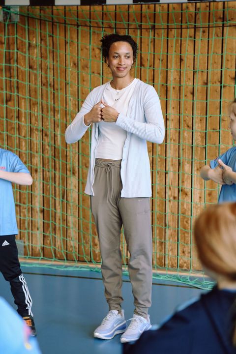 Auftakt der KILANA®-Ferienwochen: Malaika Mihambo bringt Grundschüler*innen in Bewegung