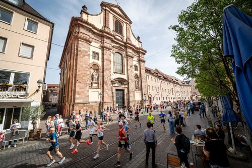 Rund 13.000 Läufer:innen aus 90 Nationen beim MEIN FREIBURG MARATHON 2024