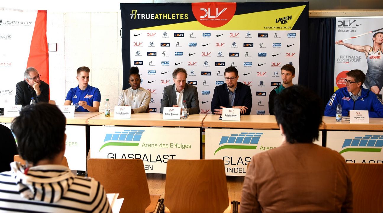 Sharon Enow Abio und Stefan Volzer im Glaspalast auf der Pole Position