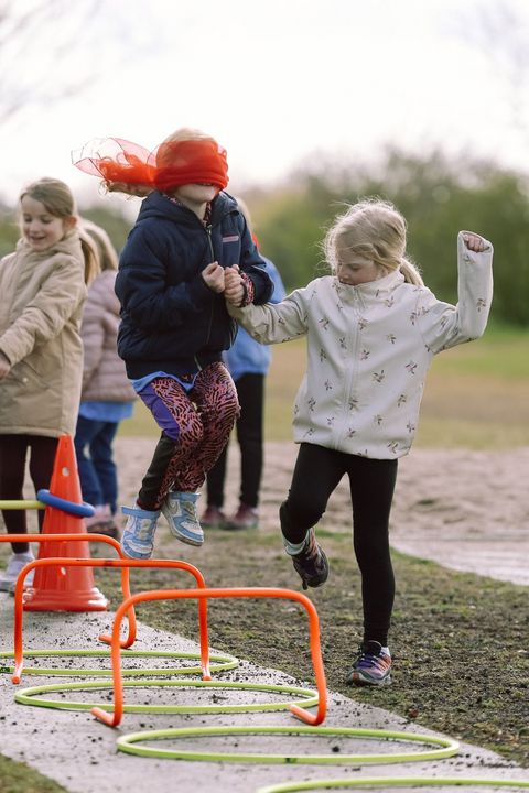 Auftakt der KILANA®-Ferienwochen: Malaika Mihambo bringt Grundschüler*innen in Bewegung