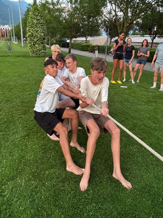 Spieleabend: Voller Einsatz beim Tauziehen