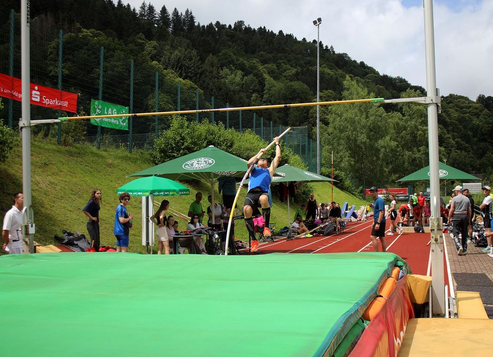 Leichtathletik-Meeting in Weisenbach: Nachwuchs und Senioren sorgten für Top-Leistungen / Starkregen verhinderte hohe Höhen