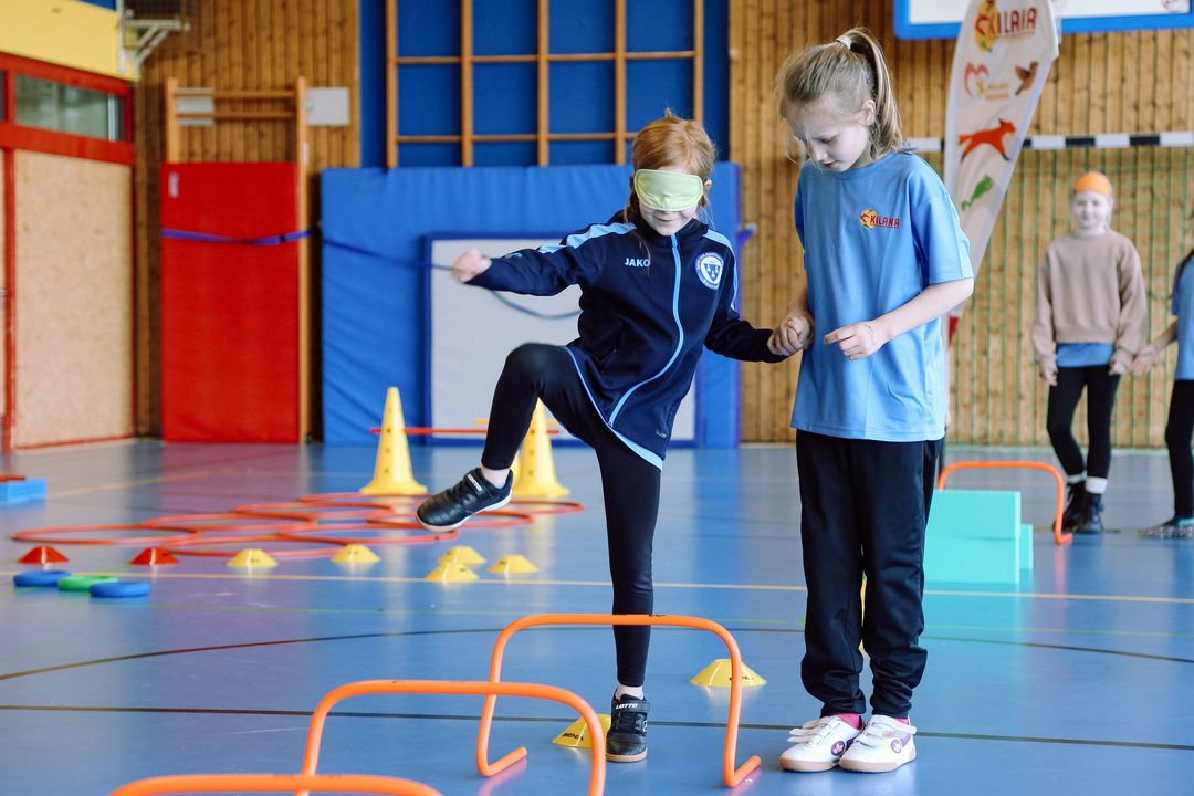 Auftakt der KILANA®-Ferienwochen: Malaika Mihambo bringt Grundschüler*innen in Bewegung