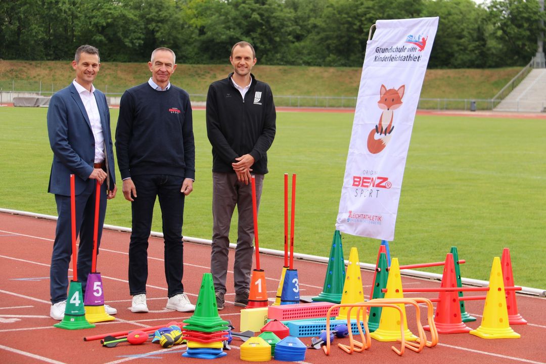 Materialspende für Projekt „Grundschule trifft Kinderleichtathletik“ übergeben