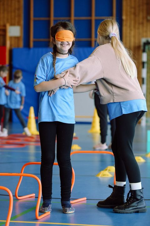 Auftakt der KILANA®-Ferienwochen: Malaika Mihambo bringt Grundschüler*innen in Bewegung