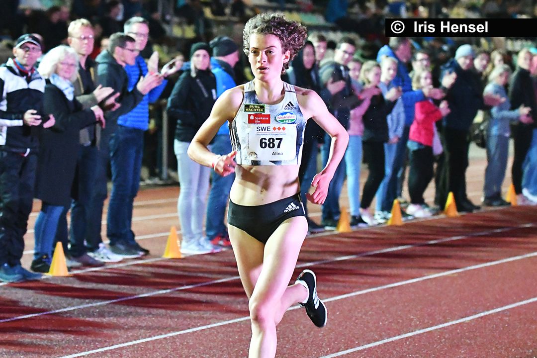 Lange Laufnacht - Alina Reh rennt in Karlsruhe im Alleingang zur WM-Norm