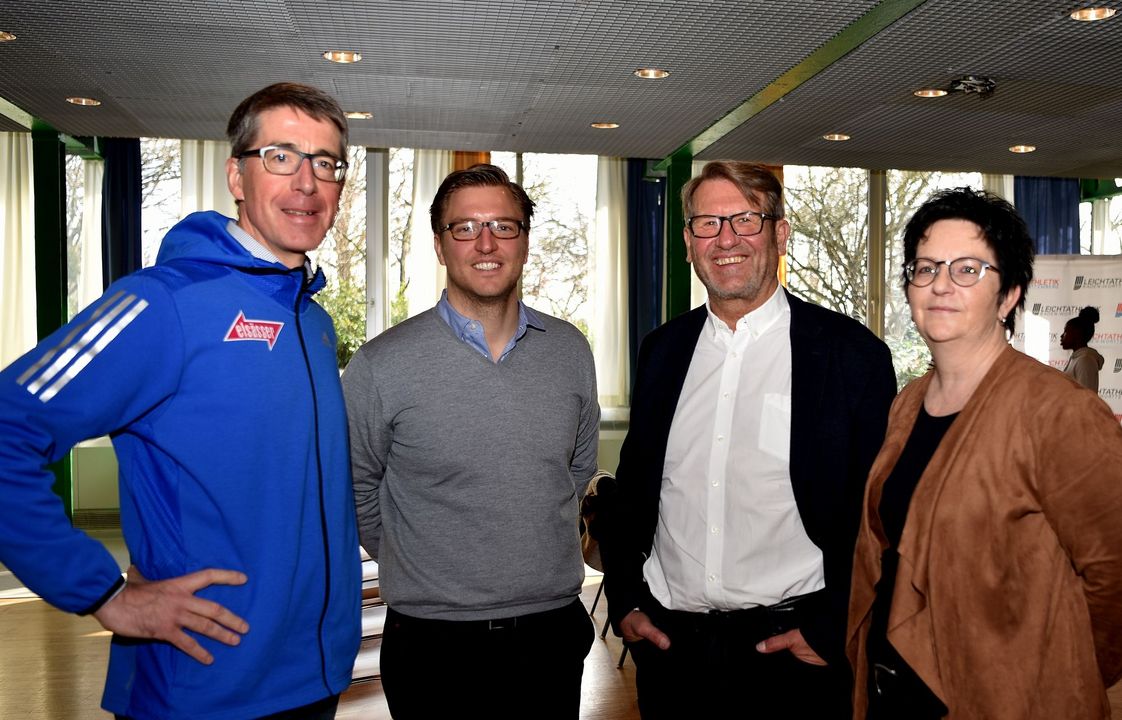 Sharon Enow Abio und Stefan Volzer im Glaspalast auf der Pole Position