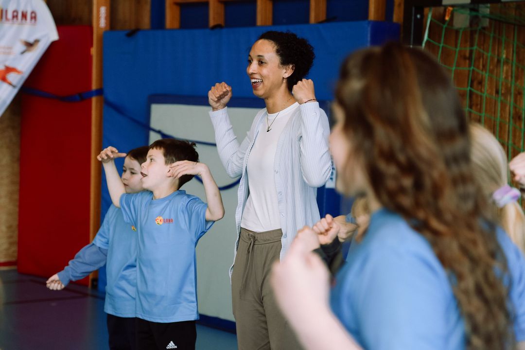 Auftakt der KILANA®-Ferienwochen: Malaika Mihambo bringt Grundschüler*innen in Bewegung