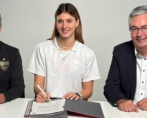 Dieter Göggel, Sandrina Sprengel und Dieter Allgaier bei der Vertragsunterzeichnung
