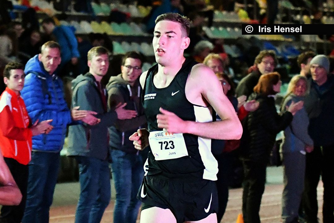 Lange Laufnacht - Alina Reh rennt in Karlsruhe im Alleingang zur WM-Norm