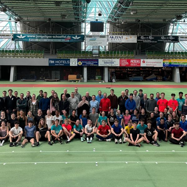 Athleten und Karis gemeinsam am Start