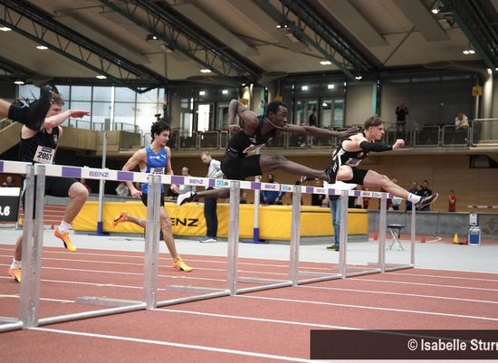 Viele PBs und Normen bei Hürden- und 200-Meter-Rennen an Tag 2 der BW Leichtathletik Hallen-Finals