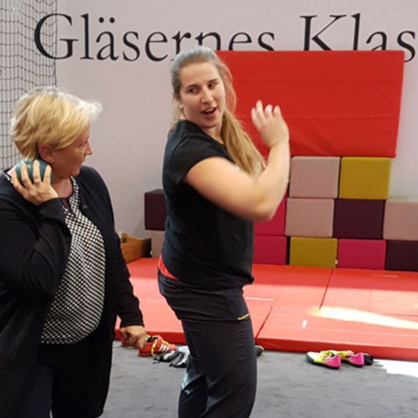 Sportministerin Dr. Eisenmann bei Lena Urbaniak im Training