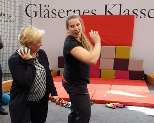 Sportministerin Dr. Eisenmann bei Lena Urbaniak im Training