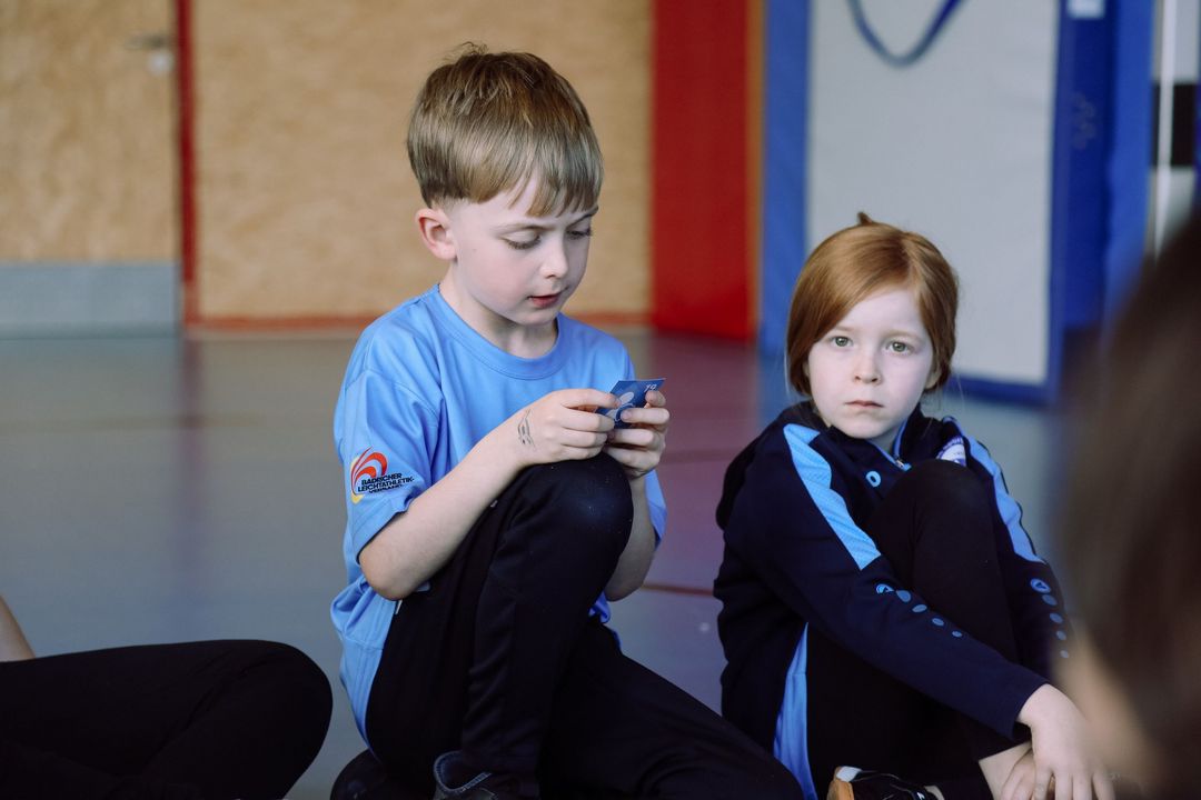 Auftakt der KILANA®-Ferienwochen: Malaika Mihambo bringt Grundschüler*innen in Bewegung