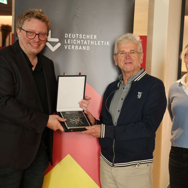 DLV-Ehrenschild für Ewald Walker