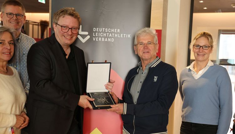 DLV-Ehrenschild für Ewald Walker