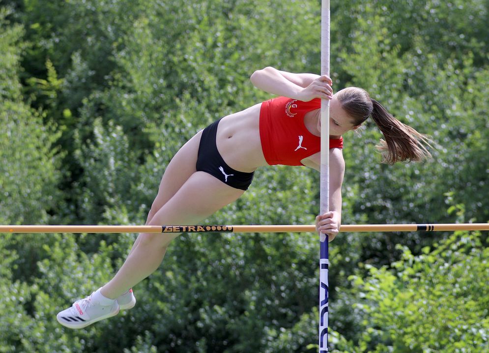 Leichtathletik-Meeting in Weisenbach: Nachwuchs und Senioren sorgten für Top-Leistungen / Starkregen verhinderte hohe Höhen