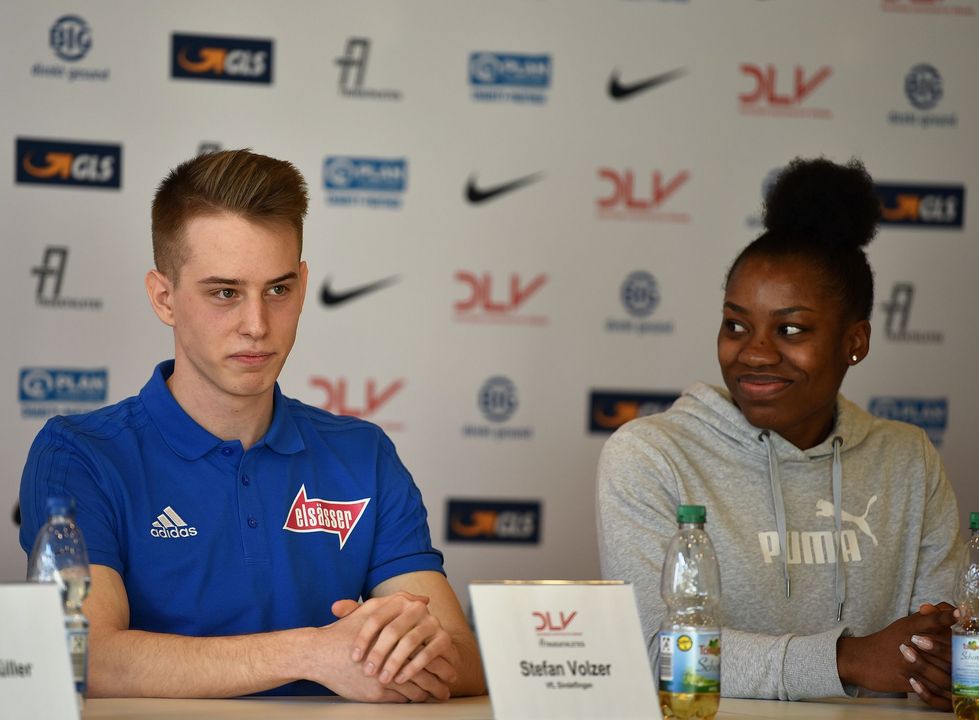 Sharon Enow Abio und Stefan Volzer im Glaspalast auf der Pole Position