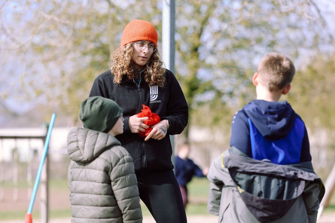 Auftakt der KILANA®-Ferienwochen: Malaika Mihambo bringt Grundschüler*innen in Bewegung