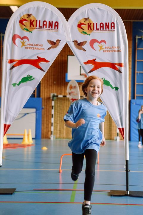 Auftakt der KILANA®-Ferienwochen: Malaika Mihambo bringt Grundschüler*innen in Bewegung