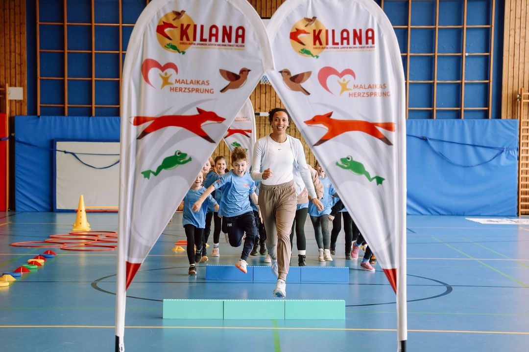 Auftakt der KILANA®-Ferienwochen: Malaika Mihambo bringt Grundschüler*innen in Bewegung