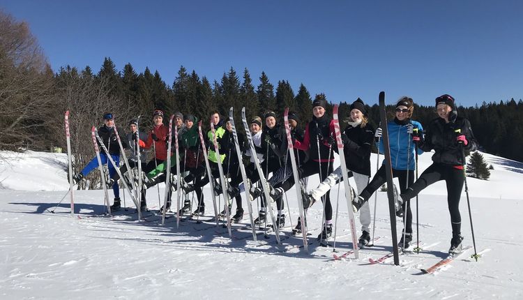 Kaderläufer trainieren traditionell im Schnee am Herzogenhorn