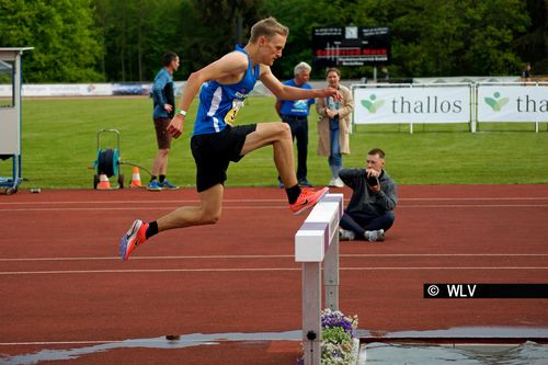 Silvan Rauscher (LAV Stadtwerke Tübingen) bei einer Hindernisüberquerung in der vergangenen Freiluft-Saison