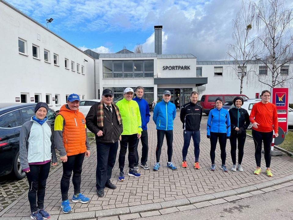 Ein Teil der Teilnehmer mit Organisator Helmut Munz.