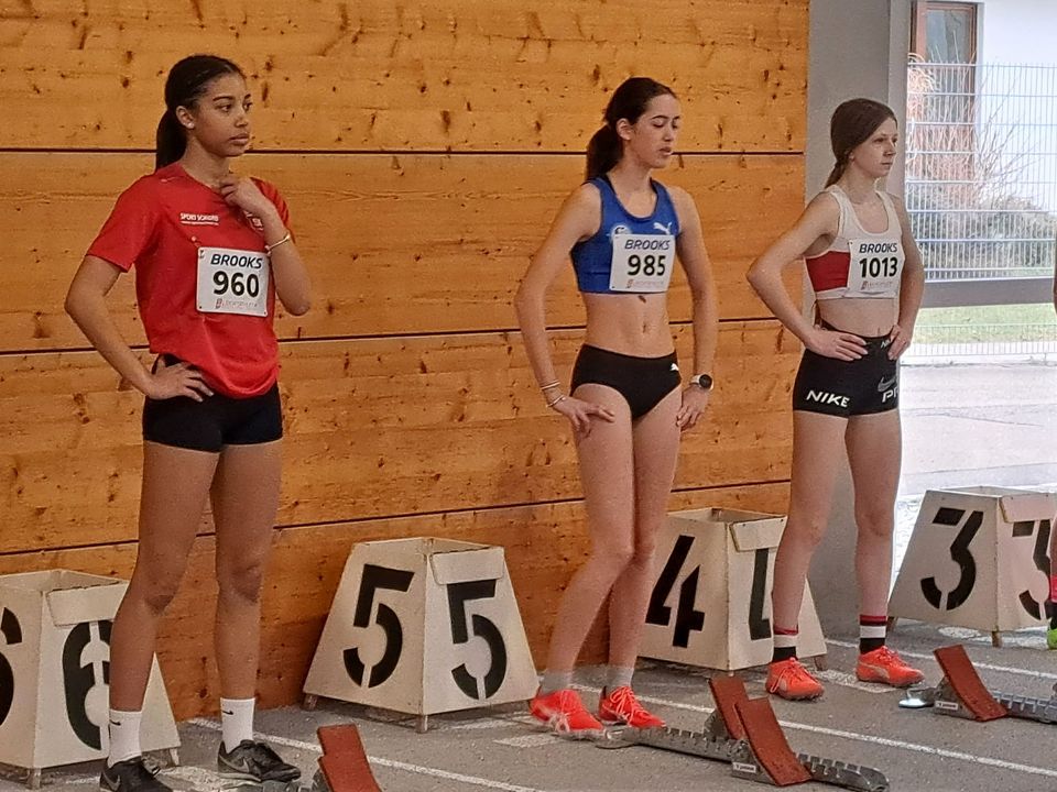 Spannung vor dem 60 m-Finale: Doppelsiegerin Ina Mabinuori, Julia Röhl und Rosalie Spannbauer