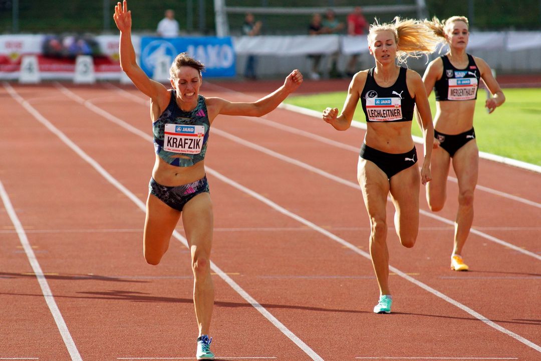 Carolina Krafzik stürmt allen davon - 20 Meter für Simon Bayer