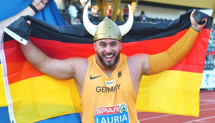 Tizian Lauria (VfL Sindelfingen) setzt sich die "Krone" auf
