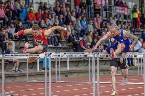 v.l.: Tim Eikermann (TSV Bayer 04 Leverkusen) und Gregor Traber (LAV Stadtwerke Tübingen) über 110 Meter Hürden bei der Kurpfalz-Gala 2022.