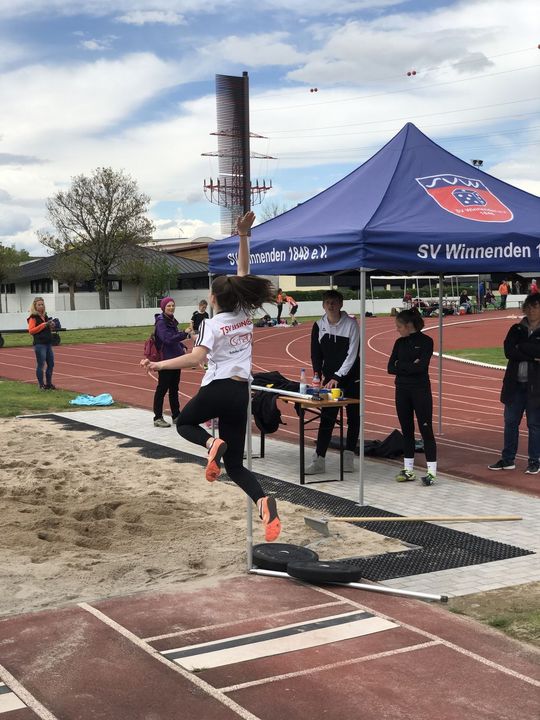 Zweite Runde des Team-Hoch-Sprungcups in Winnenden
