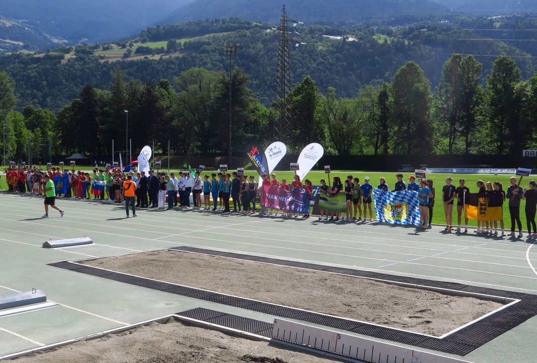 Einmarsch der 16 Teams