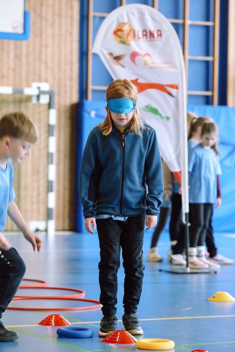 Auftakt der KILANA®-Ferienwochen: Malaika Mihambo bringt Grundschüler*innen in Bewegung