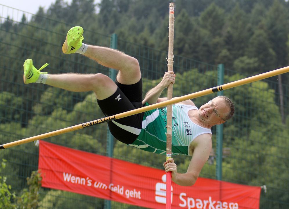 Leichtathletik-Meeting in Weisenbach: Nachwuchs und Senioren sorgten für Top-Leistungen / Starkregen verhinderte hohe Höhen