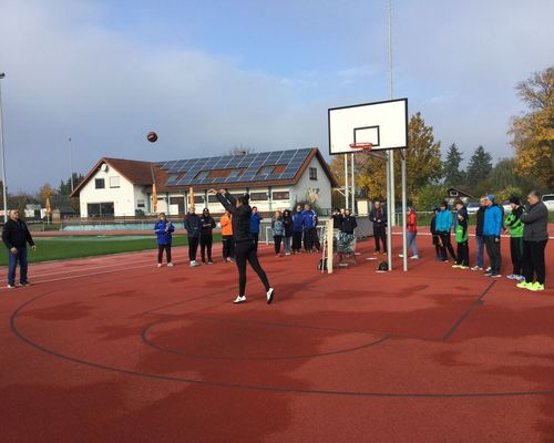 Drehstoßlehrgang beim TV Eppelheim: Lernen mit Khalid Alqawati und Yemisi Ogunleye