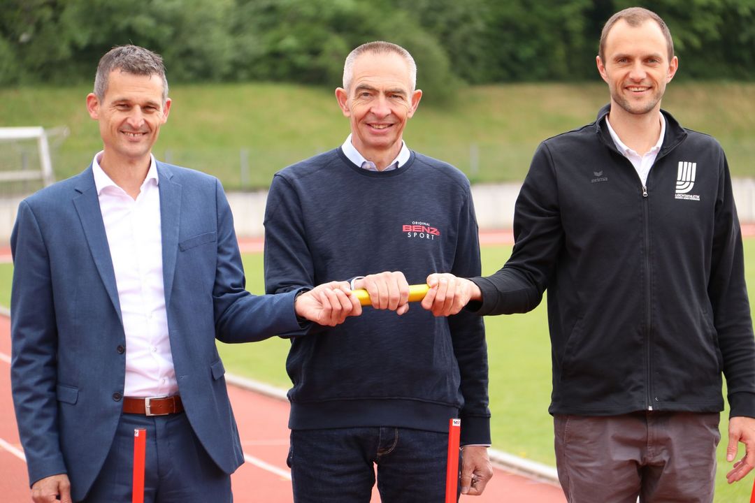 Materialspende für Projekt „Grundschule trifft Kinderleichtathletik“ übergeben