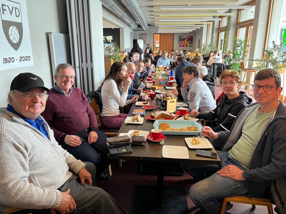 Verdienter Abschluss nach dem Training, Helmut Munz lädt zu Kaffee und Kuchen ein